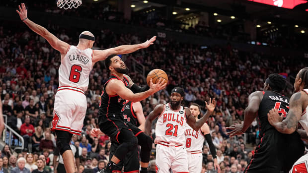 John E. Sokolowski-USA TODAY Sports, Raptors guard Fred VanVleet (23) shoots over Chicago Bulls guard Alex Caruso. 